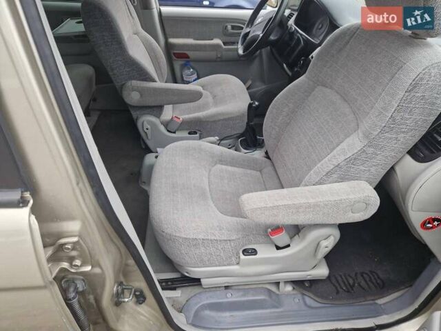 Бежевый Хендай Траджет, объемом двигателя 2 л и пробегом 240 тыс. км за 4750 $, фото 6 на Automoto.ua