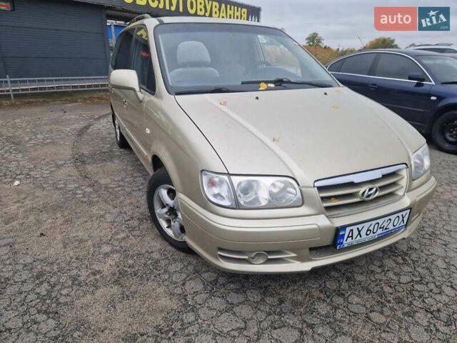 Бежевый Хендай Траджет, объемом двигателя 2 л и пробегом 240 тыс. км за 4750 $, фото 1 на Automoto.ua