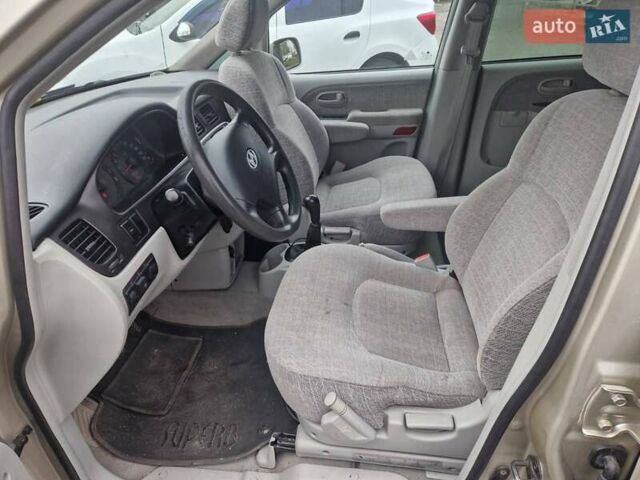 Бежевый Хендай Траджет, объемом двигателя 2 л и пробегом 240 тыс. км за 4750 $, фото 3 на Automoto.ua