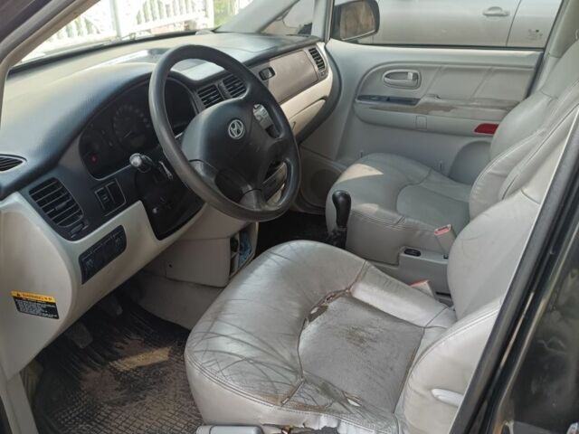 Черный Хендай Траджет, объемом двигателя 2 л и пробегом 350 тыс. км за 3500 $, фото 4 на Automoto.ua