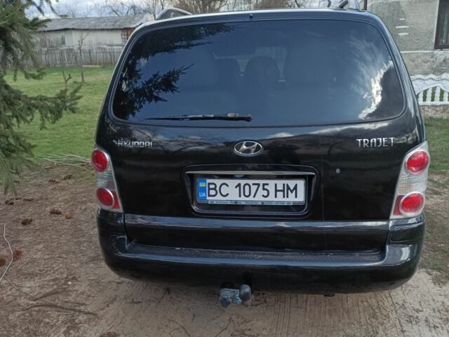 Черный Хендай Траджет, объемом двигателя 2 л и пробегом 350 тыс. км за 3500 $, фото 3 на Automoto.ua