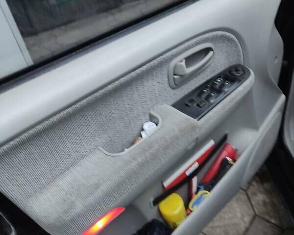 Черный Хендай Траджет, объемом двигателя 2 л и пробегом 297 тыс. км за 4500 $, фото 12 на Automoto.ua