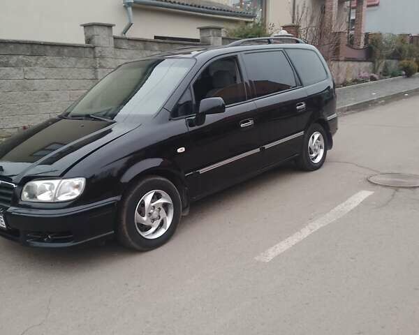 Черный Хендай Траджет, объемом двигателя 1.99 л и пробегом 235 тыс. км за 3999 $, фото 1 на Automoto.ua