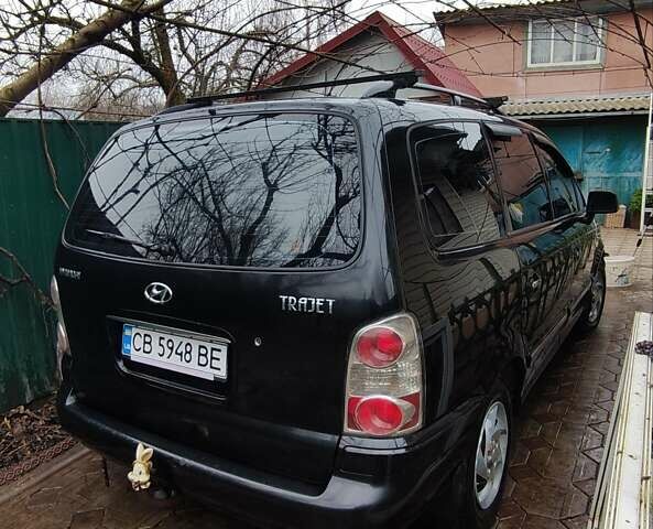 Черный Хендай Траджет, объемом двигателя 2 л и пробегом 297 тыс. км за 4500 $, фото 3 на Automoto.ua