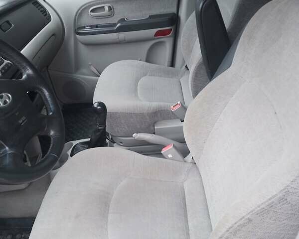 Черный Хендай Траджет, объемом двигателя 1.99 л и пробегом 235 тыс. км за 3999 $, фото 5 на Automoto.ua