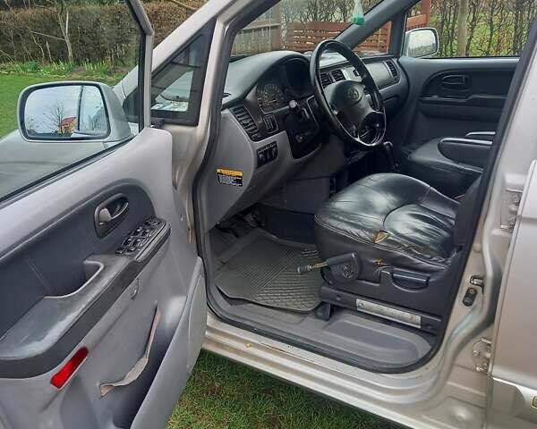 Серый Хендай Траджет, объемом двигателя 2 л и пробегом 192 тыс. км за 5100 $, фото 16 на Automoto.ua