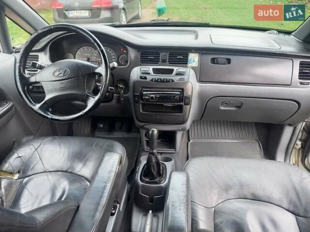Серый Хендай Траджет, объемом двигателя 2 л и пробегом 192 тыс. км за 5100 $, фото 10 на Automoto.ua