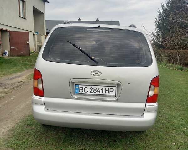 Серый Хендай Траджет, объемом двигателя 2 л и пробегом 192 тыс. км за 5100 $, фото 5 на Automoto.ua