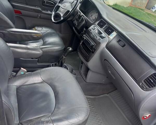 Серый Хендай Траджет, объемом двигателя 2 л и пробегом 192 тыс. км за 5100 $, фото 12 на Automoto.ua