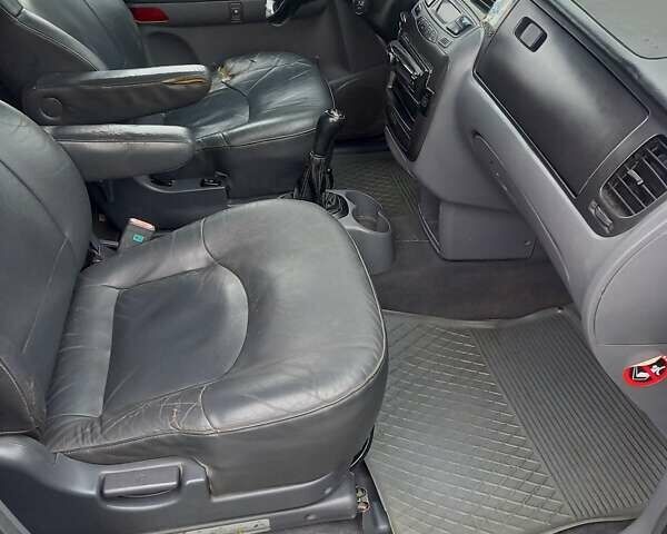 Серый Хендай Траджет, объемом двигателя 2 л и пробегом 192 тыс. км за 5100 $, фото 11 на Automoto.ua