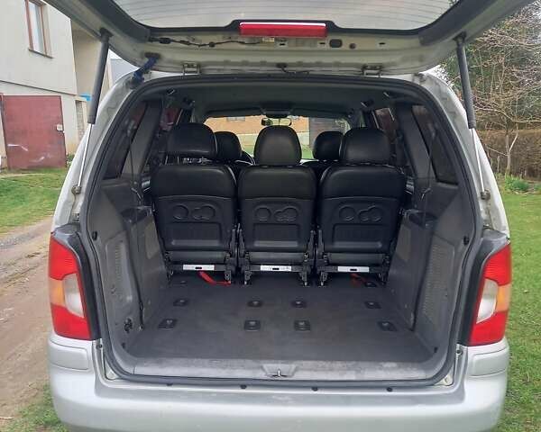 Серый Хендай Траджет, объемом двигателя 2 л и пробегом 192 тыс. км за 5100 $, фото 18 на Automoto.ua