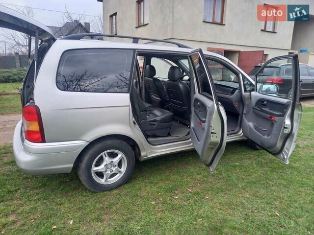 Серый Хендай Траджет, объемом двигателя 2 л и пробегом 192 тыс. км за 5100 $, фото 4 на Automoto.ua