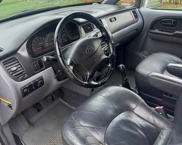 Серый Хендай Траджет, объемом двигателя 2 л и пробегом 192 тыс. км за 5100 $, фото 15 на Automoto.ua