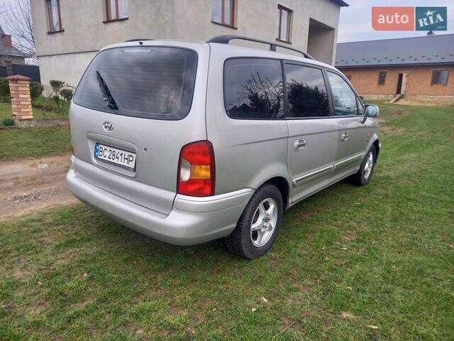 Серый Хендай Траджет, объемом двигателя 2 л и пробегом 192 тыс. км за 5100 $, фото 3 на Automoto.ua