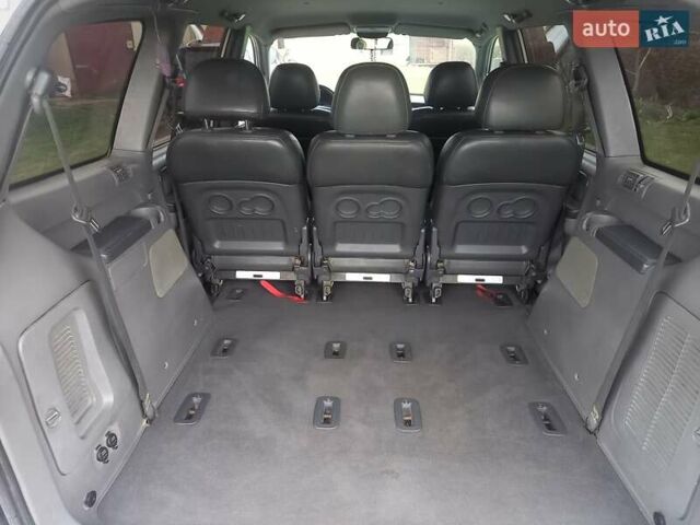 Серый Хендай Траджет, объемом двигателя 2 л и пробегом 192 тыс. км за 5100 $, фото 19 на Automoto.ua