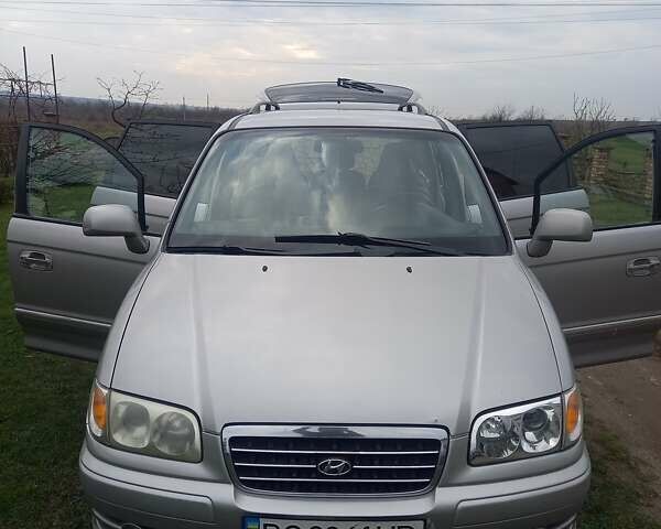 Серый Хендай Траджет, объемом двигателя 2 л и пробегом 192 тыс. км за 5100 $, фото 9 на Automoto.ua