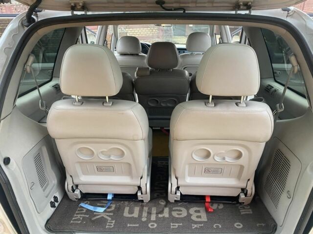 Серый Хендай Траджет, объемом двигателя 2 л и пробегом 250 тыс. км за 4000 $, фото 5 на Automoto.ua