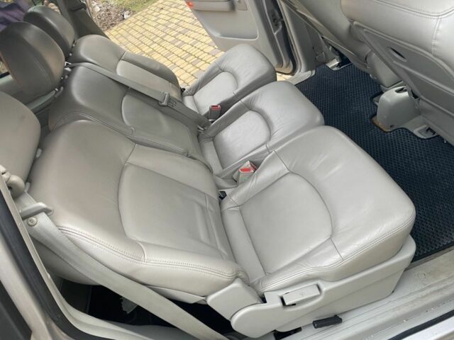 Серый Хендай Траджет, объемом двигателя 2 л и пробегом 250 тыс. км за 4000 $, фото 6 на Automoto.ua