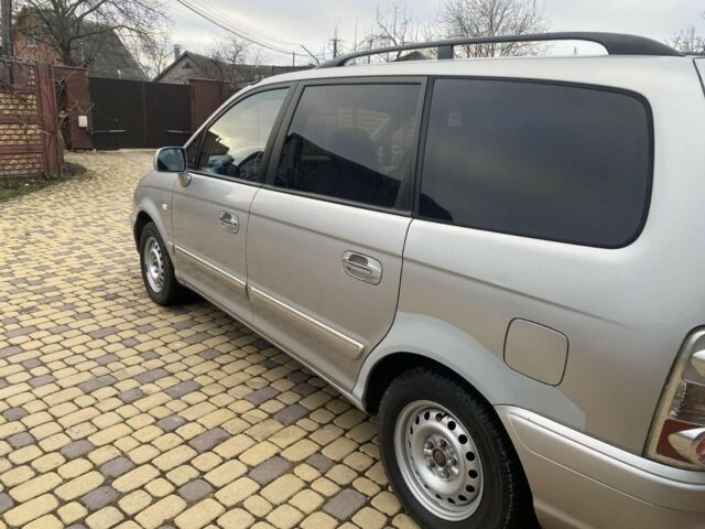 Серый Хендай Траджет, объемом двигателя 2 л и пробегом 250 тыс. км за 4000 $, фото 3 на Automoto.ua