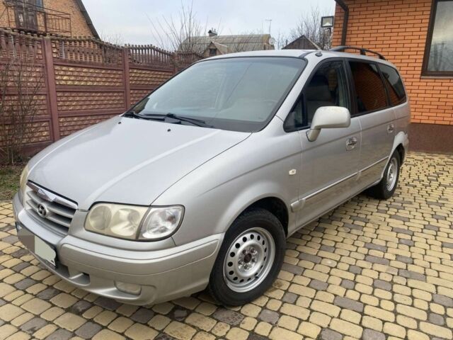 Серый Хендай Траджет, объемом двигателя 2 л и пробегом 250 тыс. км за 4000 $, фото 1 на Automoto.ua