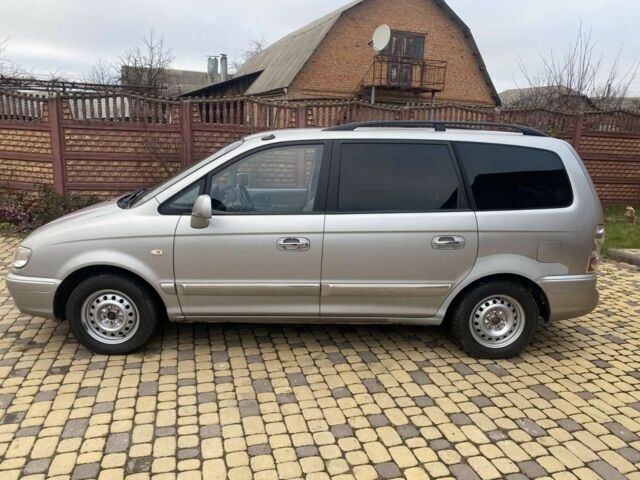 Серый Хендай Траджет, объемом двигателя 2 л и пробегом 250 тыс. км за 4000 $, фото 4 на Automoto.ua