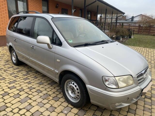 Серый Хендай Траджет, объемом двигателя 2 л и пробегом 250 тыс. км за 4000 $, фото 2 на Automoto.ua