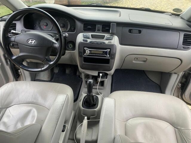 Серый Хендай Траджет, объемом двигателя 2 л и пробегом 250 тыс. км за 4000 $, фото 15 на Automoto.ua