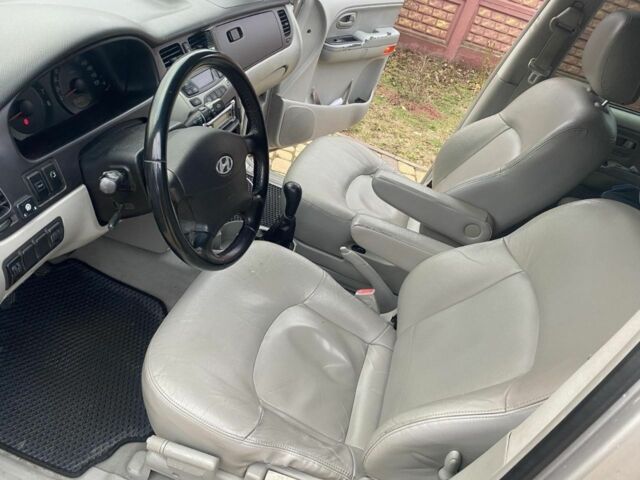 Серый Хендай Траджет, объемом двигателя 2 л и пробегом 250 тыс. км за 4000 $, фото 12 на Automoto.ua