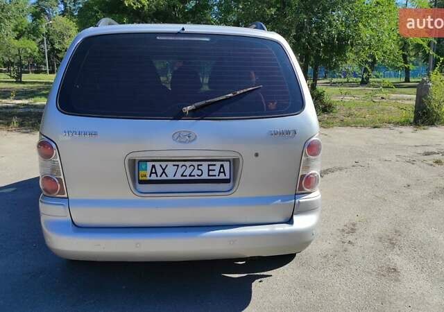 Серый Хендай Траджет, объемом двигателя 2 л и пробегом 312 тыс. км за 4500 $, фото 5 на Automoto.ua