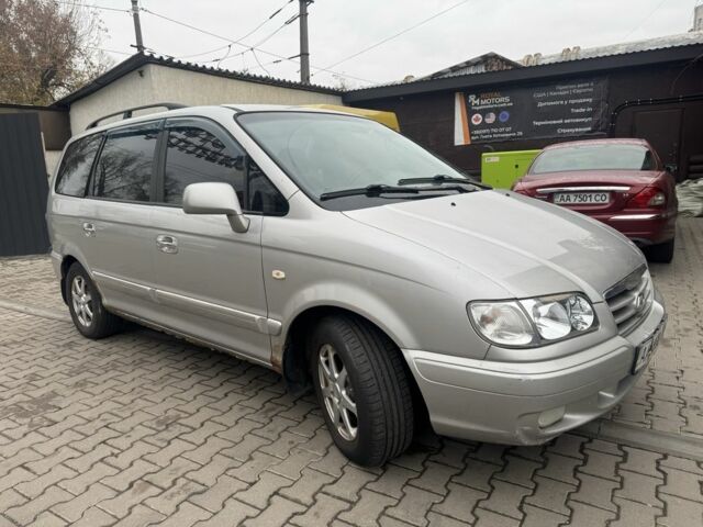 Серый Хендай Траджет, объемом двигателя 2 л и пробегом 280 тыс. км за 3300 $, фото 1 на Automoto.ua