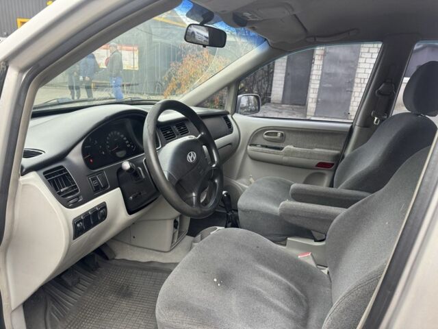 Серый Хендай Траджет, объемом двигателя 2 л и пробегом 280 тыс. км за 3300 $, фото 5 на Automoto.ua