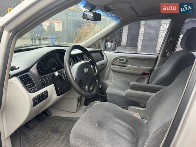 Серый Хендай Траджет, объемом двигателя 2 л и пробегом 280 тыс. км за 3500 $, фото 5 на Automoto.ua