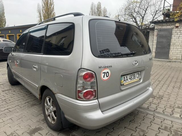 Серый Хендай Траджет, объемом двигателя 2 л и пробегом 280 тыс. км за 3300 $, фото 4 на Automoto.ua