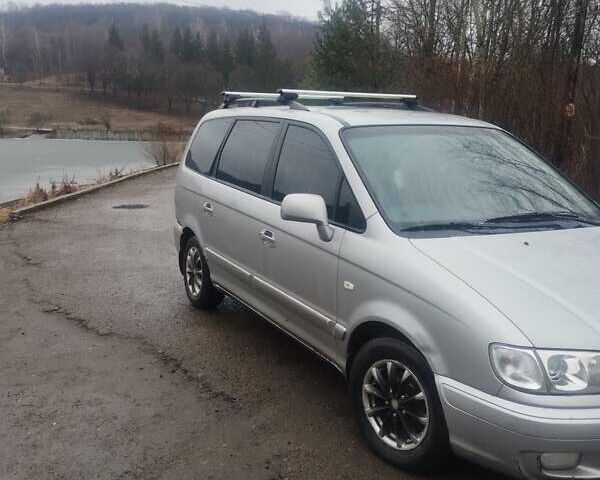 Серый Хендай Траджет, объемом двигателя 1.98 л и пробегом 200 тыс. км за 2900 $, фото 4 на Automoto.ua