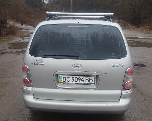 Серый Хендай Траджет, объемом двигателя 1.98 л и пробегом 200 тыс. км за 2900 $, фото 1 на Automoto.ua
