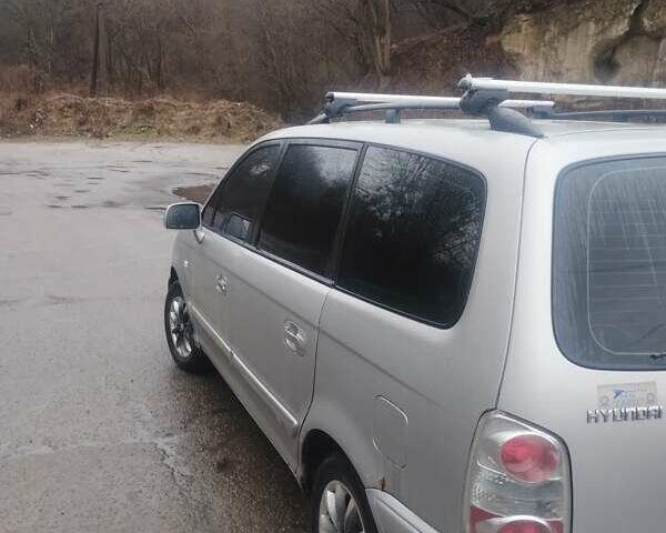 Серый Хендай Траджет, объемом двигателя 1.98 л и пробегом 200 тыс. км за 2900 $, фото 3 на Automoto.ua