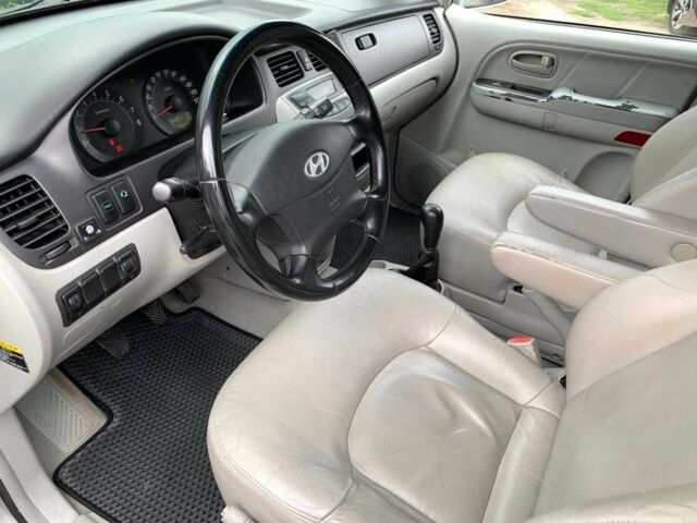 Сірий Хендай Траджет, об'ємом двигуна 2 л та пробігом 250 тис. км за 4740 $, фото 22 на Automoto.ua