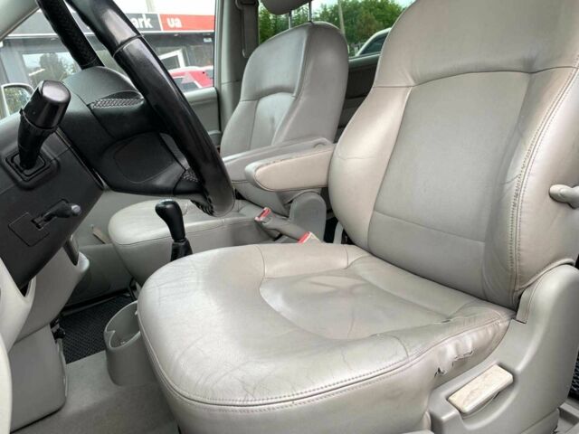 Сірий Хендай Траджет, об'ємом двигуна 2 л та пробігом 250 тис. км за 4740 $, фото 23 на Automoto.ua