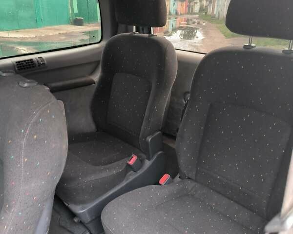 Синий Хендай Траджет, объемом двигателя 2 л и пробегом 300 тыс. км за 3900 $, фото 2 на Automoto.ua