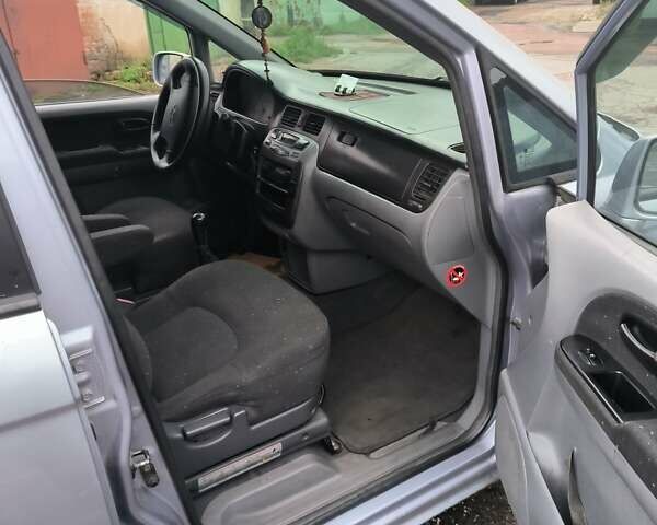 Синий Хендай Траджет, объемом двигателя 2 л и пробегом 300 тыс. км за 3900 $, фото 12 на Automoto.ua