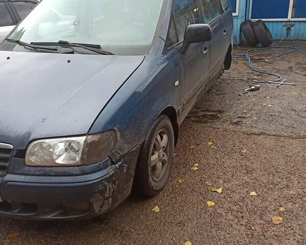 Синий Хендай Траджет, объемом двигателя 1.98 л и пробегом 250 тыс. км за 3100 $, фото 2 на Automoto.ua