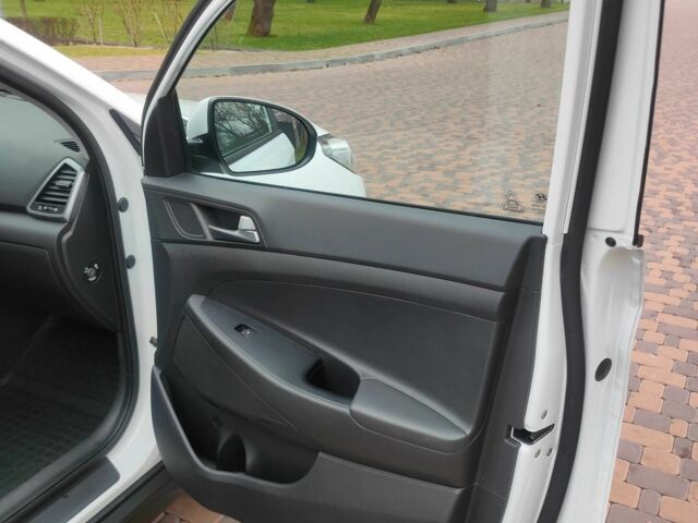 Белый Хендай Туксон, объемом двигателя 2 л и пробегом 76 тыс. км за 19300 $, фото 13 на Automoto.ua