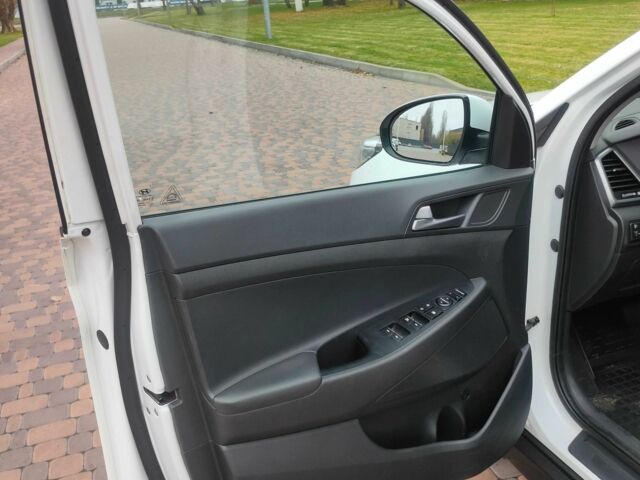 Белый Хендай Туксон, объемом двигателя 2 л и пробегом 76 тыс. км за 19600 $, фото 14 на Automoto.ua