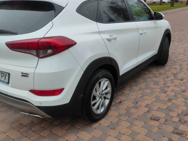 Белый Хендай Туксон, объемом двигателя 2 л и пробегом 76 тыс. км за 19600 $, фото 4 на Automoto.ua