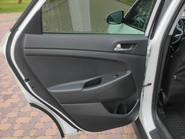 Белый Хендай Туксон, объемом двигателя 2 л и пробегом 76 тыс. км за 19300 $, фото 11 на Automoto.ua