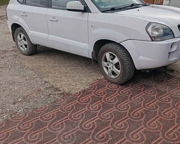 Белый Хендай Туксон, объемом двигателя 1.98 л и пробегом 200 тыс. км за 8500 $, фото 1 на Automoto.ua