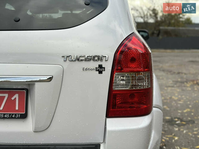 Белый Хендай Туксон, объемом двигателя 2 л и пробегом 221 тыс. км за 7700 $, фото 9 на Automoto.ua