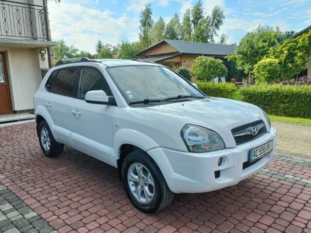 Белый Хендай Туксон, объемом двигателя 2 л и пробегом 192 тыс. км за 2227 $, фото 4 на Automoto.ua