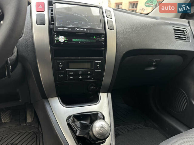 Белый Хендай Туксон, объемом двигателя 2 л и пробегом 221 тыс. км за 7700 $, фото 17 на Automoto.ua