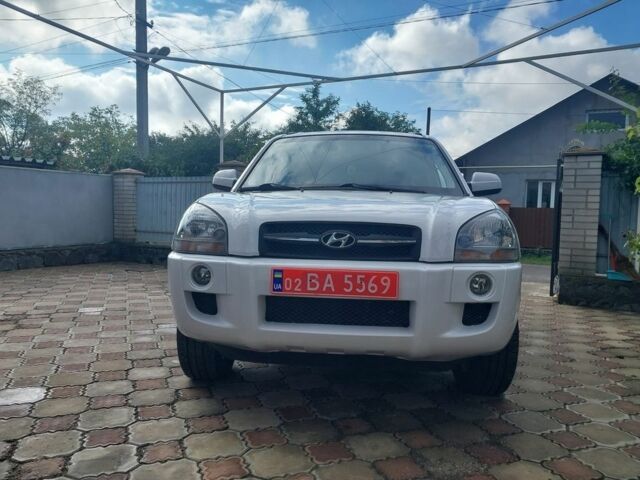 Белый Хендай Туксон, объемом двигателя 2 л и пробегом 120 тыс. км за 9600 $, фото 1 на Automoto.ua